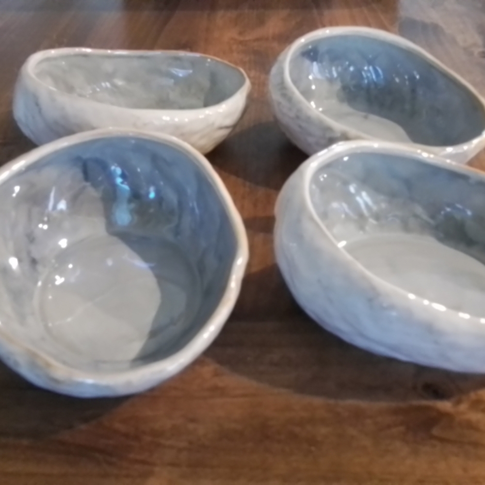 4 OYSTER SHAPED POTTER BARN SALAD BOWLS - Picture 4 of 10